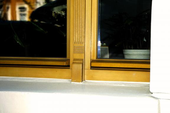 Holzfenster mit Basis bzw Fußstück unter der Schlagleiste