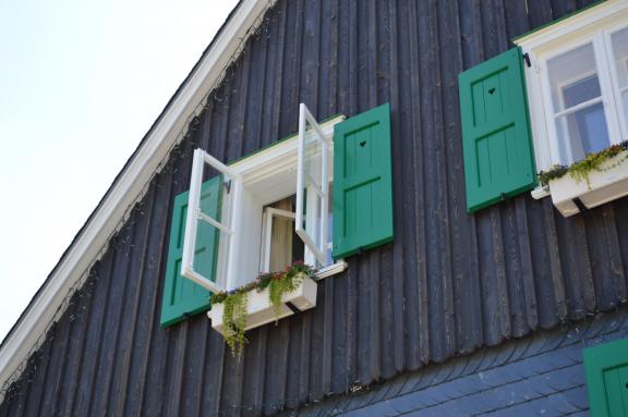 auswärts öffnendes Holzfenster mit Bekleidung und Futter auswärts öffnendes Holzfenster mit Bekleidung und Futter