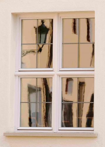 Lebendiges Spiegelbild in Sprossenfenster