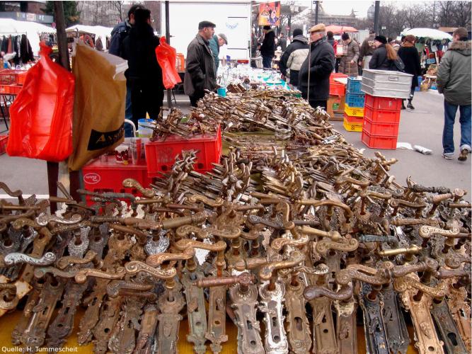 Historische Fenster- und Türenbeschläge auf einem Flohmarkt