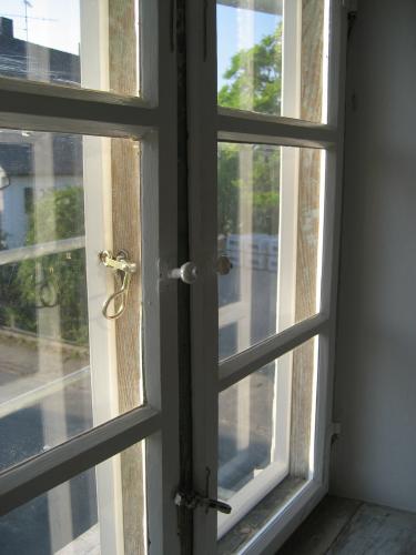  Ergänzung eines zweiflügeligen Fensters durch außen vorgesetzte  Fensterflügel