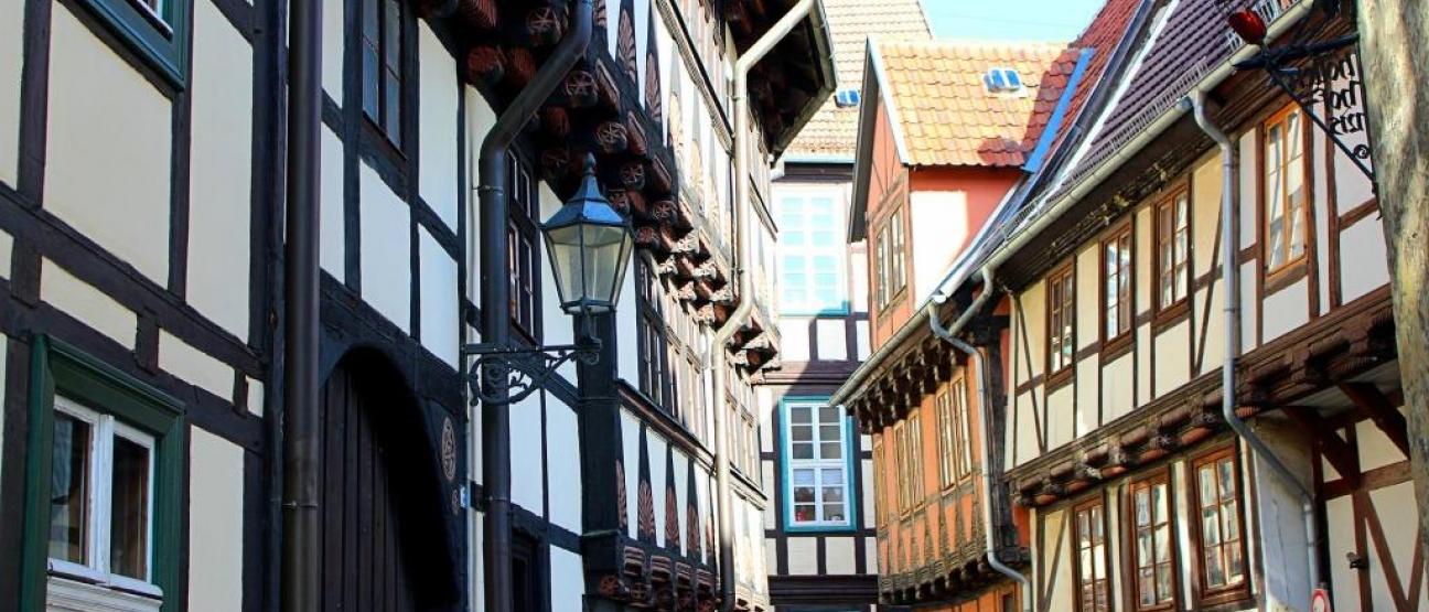 Fachwerkhäuser mit verschiedenen Fenstern in Quedlinburg