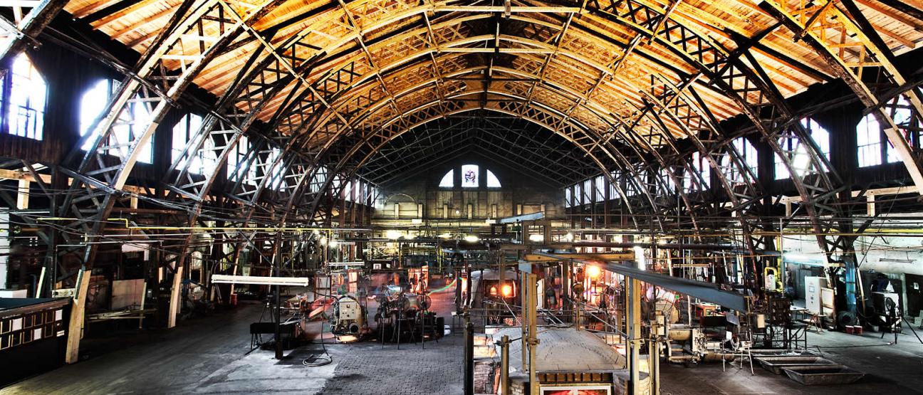 Produktionshalle für mundgeblasenes Fensterglas der Glashütte Lamberts in Waldsassen