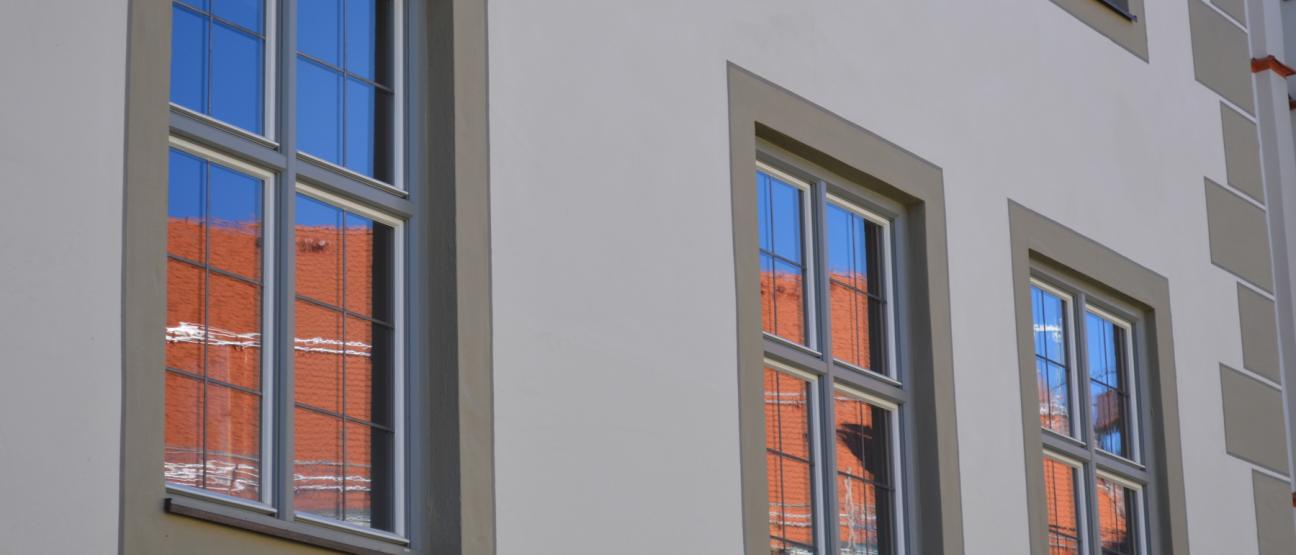 Fenster mit historisierendem Fensterglas