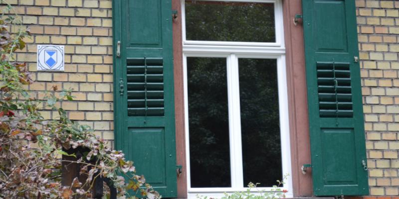 denkmal-plakette-neben-fenster