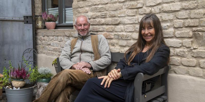 Andrea Nusser und Axel Hachenberger vor der Waas'schen Fabrik