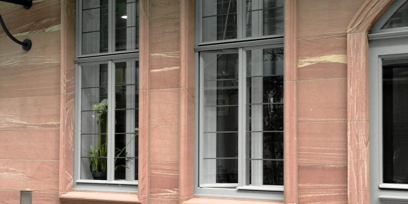 Kastenfenster aus Holz mit Bleisprossenverglasung