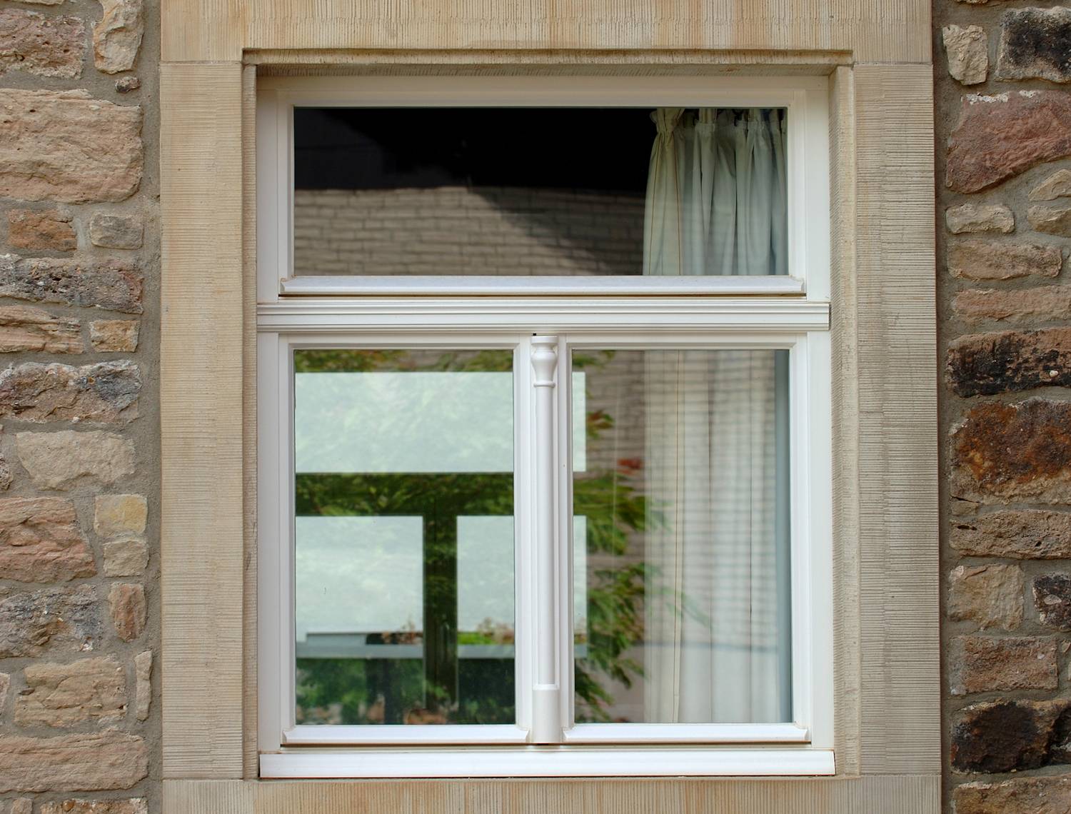 Holzfenster mit Zierprofil