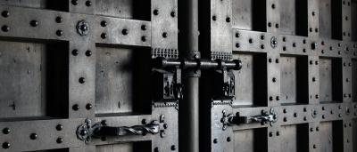 Historische Schließtechnik an einer massiven Pforte