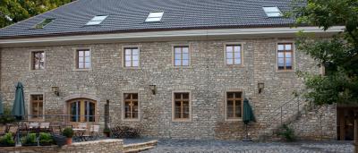 Bruchsteinhaus mit denkmalgerechten Fenstern