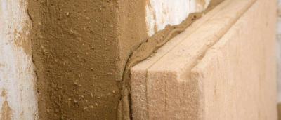 Mit Lehmmörtel verklebte Holzfaserdämmplatte