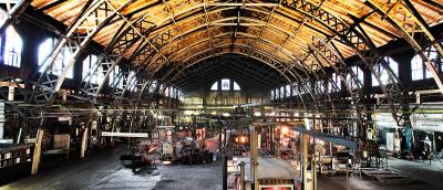 Produktionshalle für mundgeblasenes Fensterglas der Glashütte Lamberts in Waldsassen