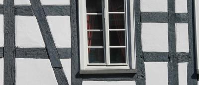 Gekipptes Fenster in einem Fachwerkhaus