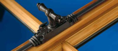 Traditionelle Griffolive an Holzfenster mit Stangengetriebe