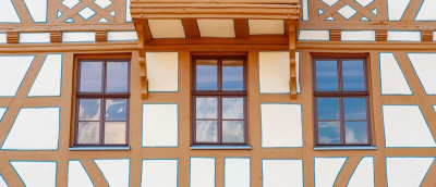 Historische Fenster in einem Fachwerkhaus mit schmalen Ansichtsbreiten