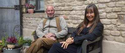 Andrea Nusser und Axel Hachenberger vor der Waas'schen Fabrik