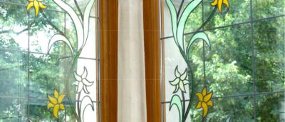 Holzfenster mit Bleiornamentik im Jugendstil