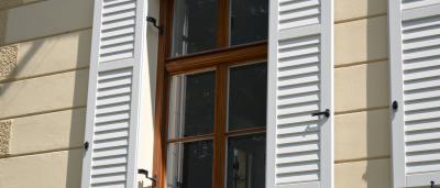 Holzfensterladen in historischer Fassade