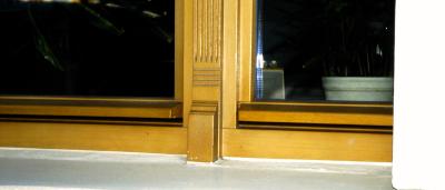 Holzfenster mit Basis bzw Fußstück unter der Schlagleiste