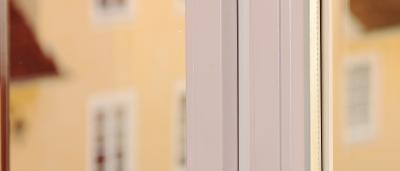 Holzfenster mit Fensterknopf, Doppelvorreiber und Streichdrähten