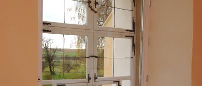 historisches Holzfenster mit Beschlagteilen