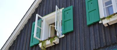auswärts öffnendes Holzfenster mit Bekleidung und Futter