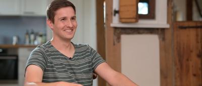 Adrian Sonnenberg in seinem sanierten Fachwerkhaus