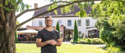 Eigentümer Alexander Donato-Picker vor der Fassade des Hofguts in Pöthen