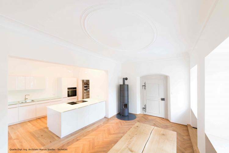 Großzügige Küche mit Essbereich in denkmalgeschütztem Gebäude