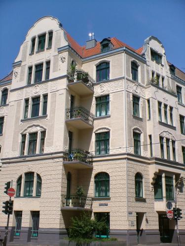 Altbau-fassade-fenster-gruen