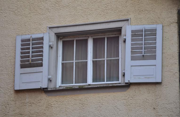 Altes Fenster mit Holzläden