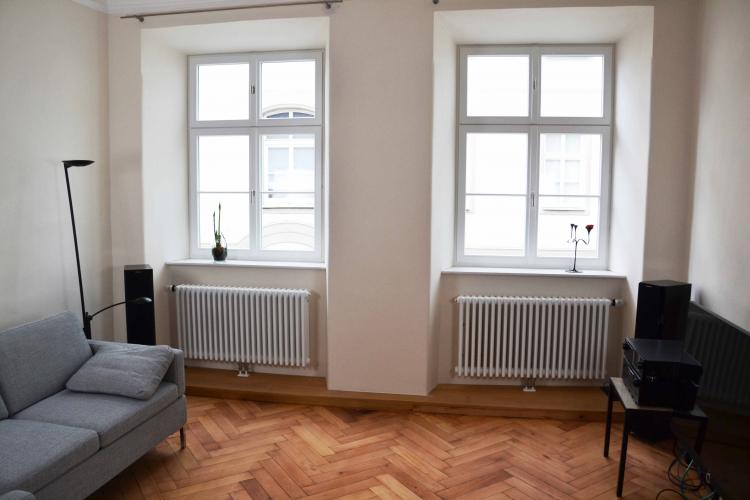 Filigrane Holzfenster mit Schallschutz in denkmalgeschütztem Wohnhaus