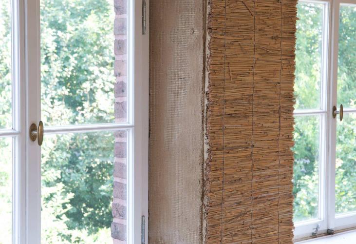 Fensteranschluss mit dämmenden Schilfrohrplatten