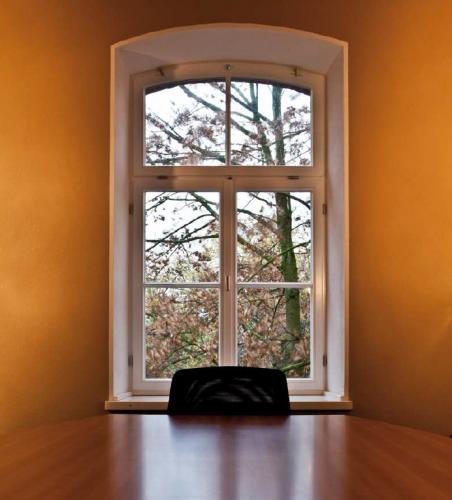 Altbaufenster umschlossen von Wänden mit farbigem Lehmputzz