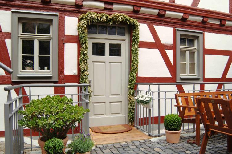 Innenhof eines Fachwerkhauses mit neuen Denkmalfenstern