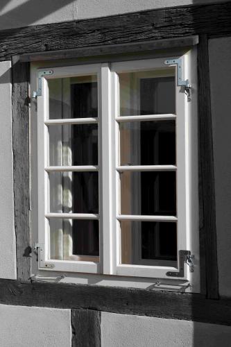 Kastenfenster mit Sprossen in einem Fachwerkhaus
