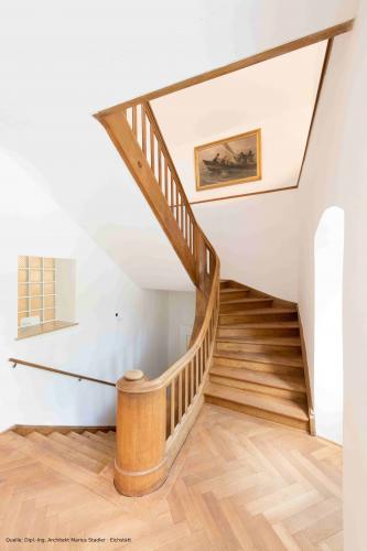 Liebevoll saniertes Treppenhaus mit Fischgrätenparkett in denkmalgeschütztem Wohnhaus in Eichstätt