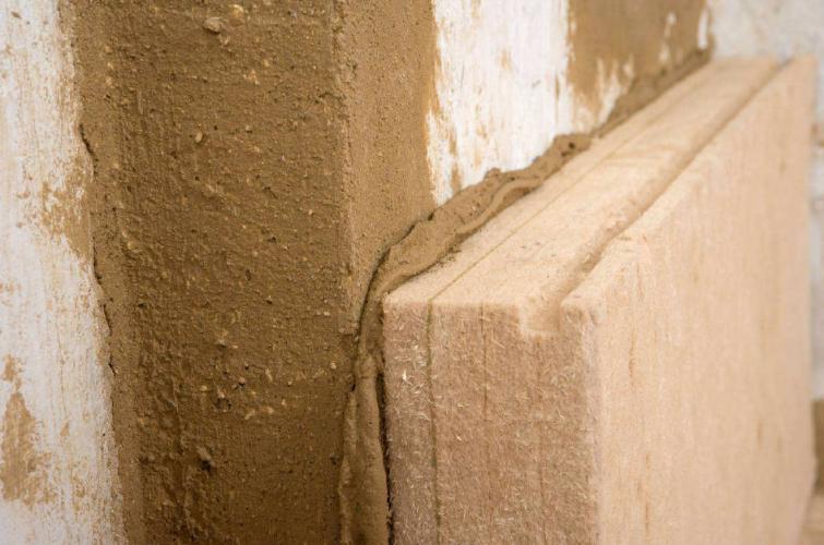 Mit Lehmmörtel verklebte Holzfaserdämmplatte