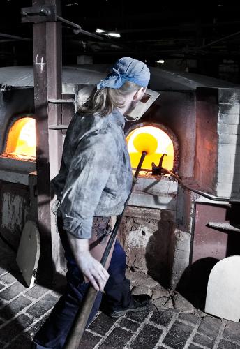 Aufnahme der flüssigen Glasmasse auf die Glasmacherpfeife