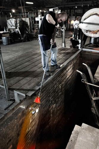 Herstellung von mundgeblasenem Fensterglas in der Glashütte Lamberts