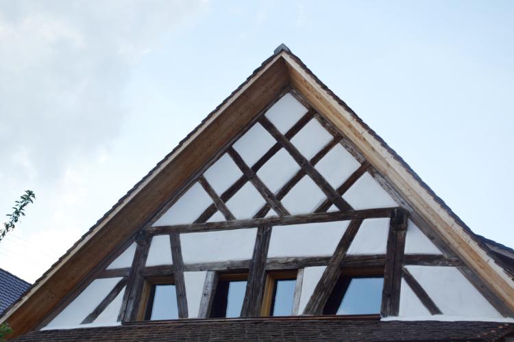 Fenster hinter Gefachen in einem Fachwerkhaus