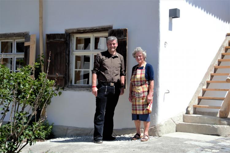 Sebastian Schmäh und Frau Schirmeister vor dem Rebmannhaus