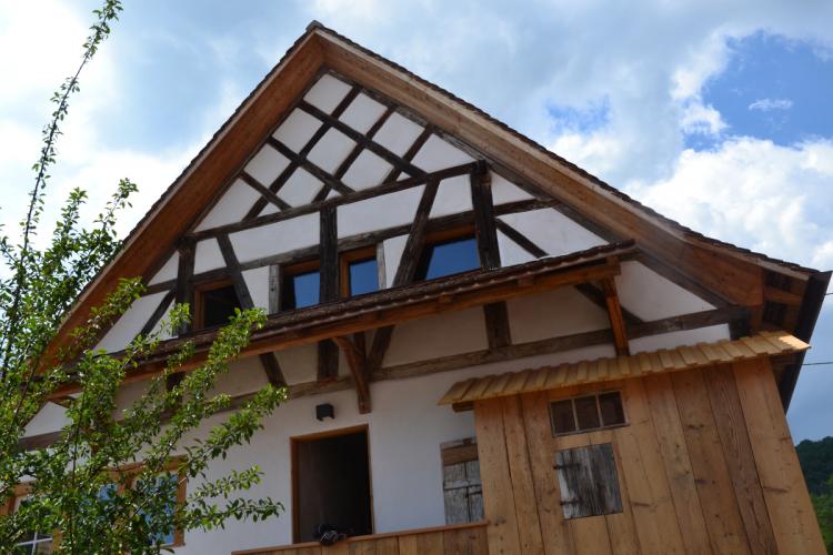 Verglasung des Fachwerkgiebels hinter den Balken