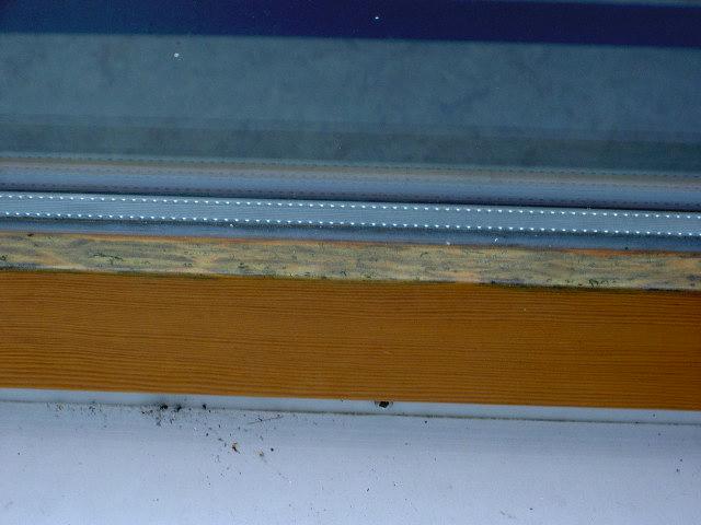 Holzfäule durch Hagelschaden am Holzfenster