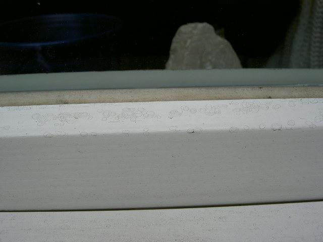 Hagelschäden an einem Holzfenster, Punktemuster