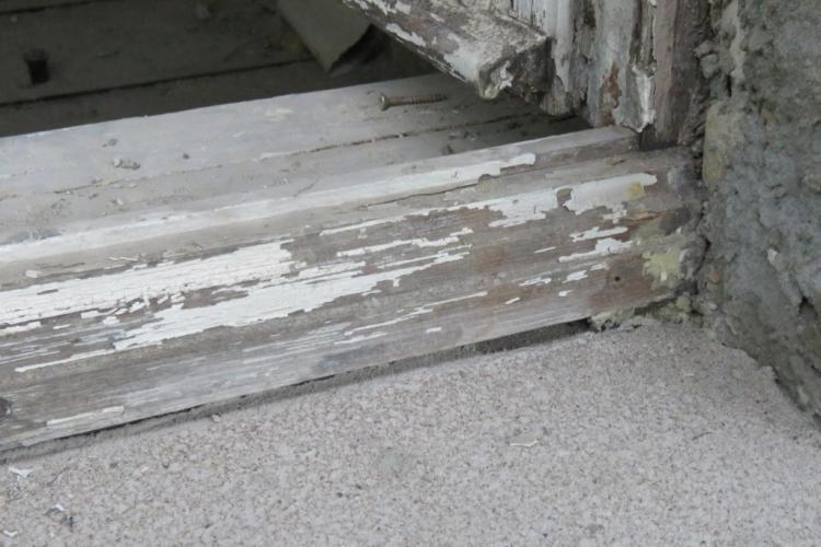 Bestandsfenster auf der Hauptwetterseite Nahaufnahme vor der Restaurierung