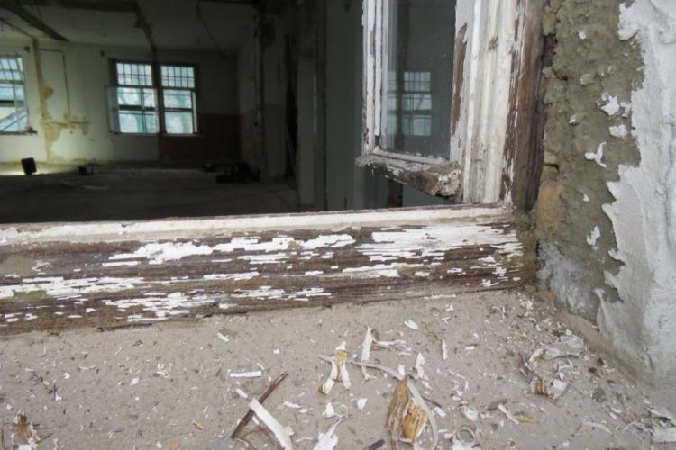 Bestandsfenster auf der Hauptwetterseite vor der Restaurierung