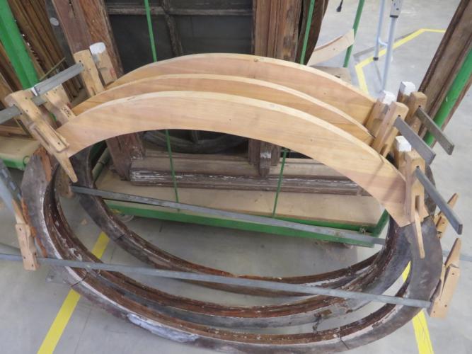 Ochsenaugenfenster Blendrahmen Öffnung vor der Restaurierung