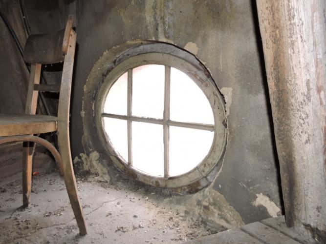 Ochsenaugenfenster im Schlauchturm vor der Restaurierung