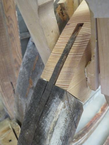 Ochsenaugenfenster Rahmenecken ausgeleimt in der Werkstatt